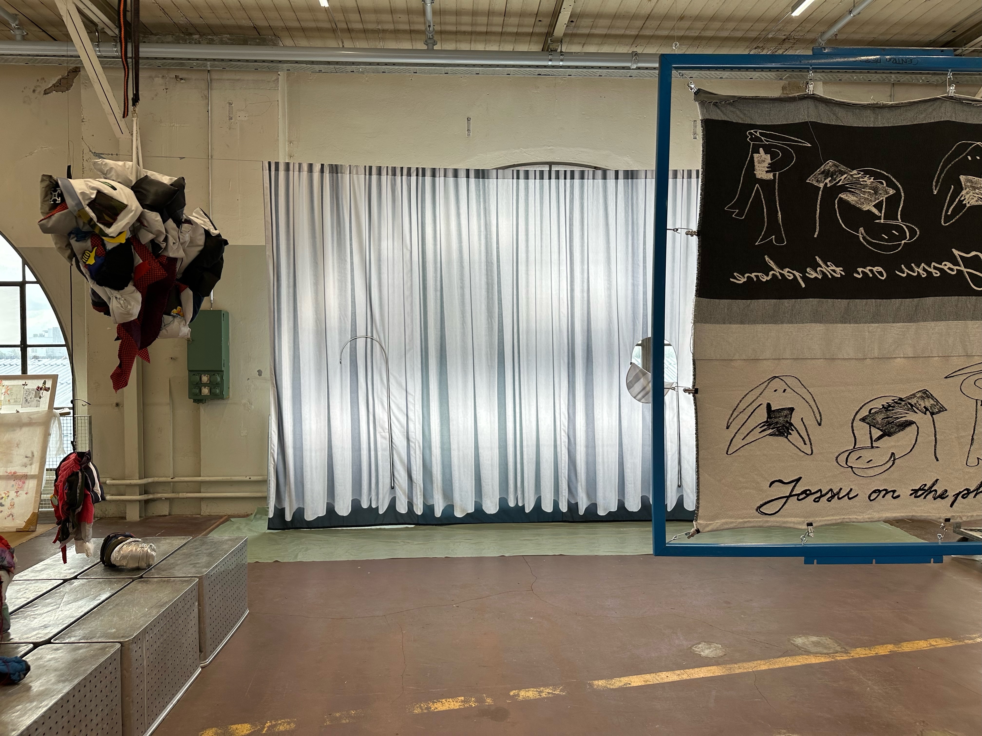 Andrea Winkler, Edit Oderbolz und Otto Rummukainen (v.l.n.r.), Werke im Dialog in der ehemaligen Webmaschinenhalle Werk2 in Arbon. Foto: TaDA