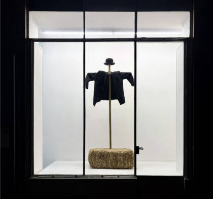 Gianni Motti, Spauracchio, 2013, Anzug, Melon, Holz, Stroh, 250 x 80 x 60, Einzelstück von einer Serie von 7 + EA.