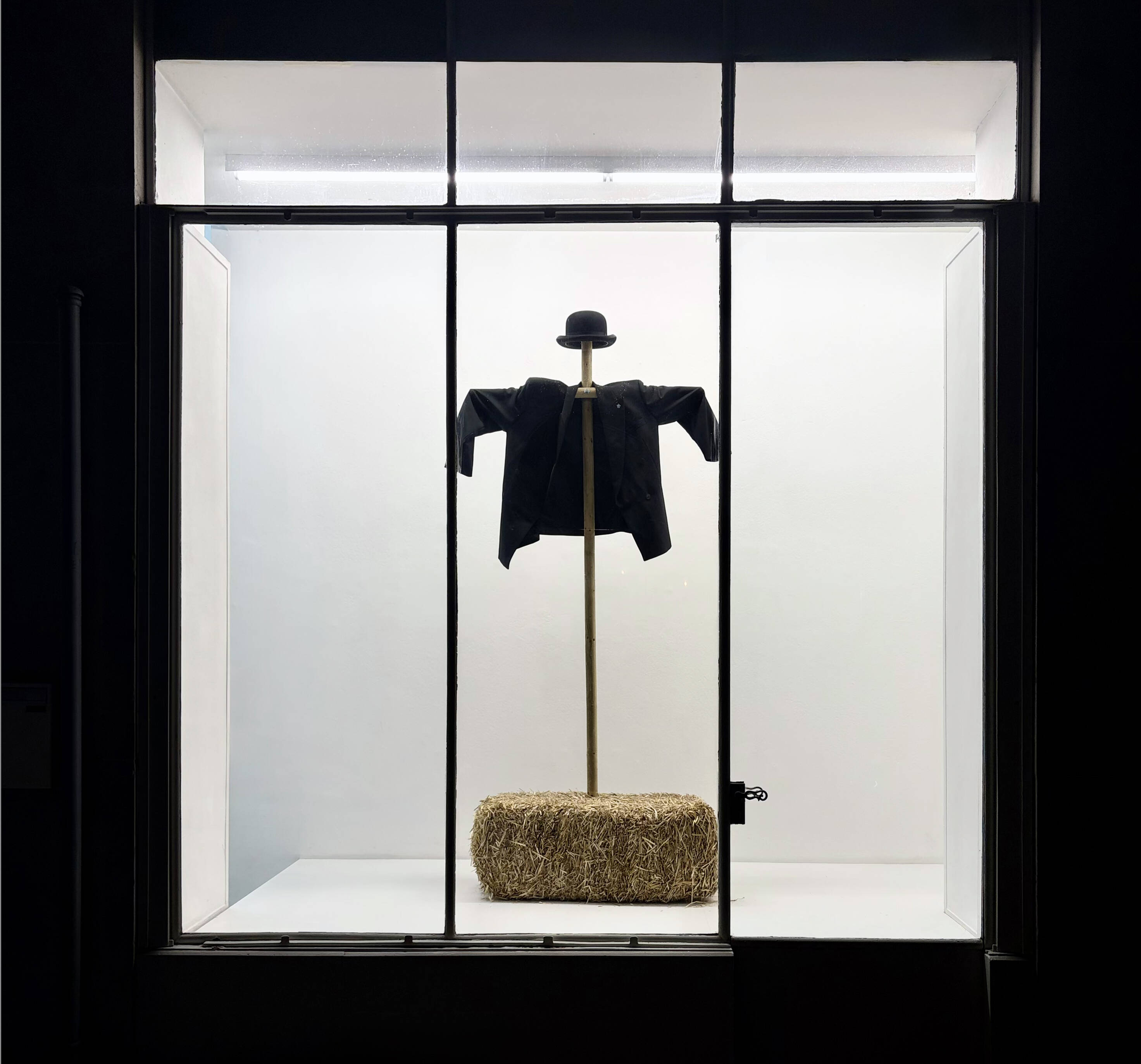 Gianni Motti, Spauracchio, 2013, Anzug, Melon, Holz, Stroh, 250 x 80 x 60, Einzelstück von einer Serie von 7 + EA.