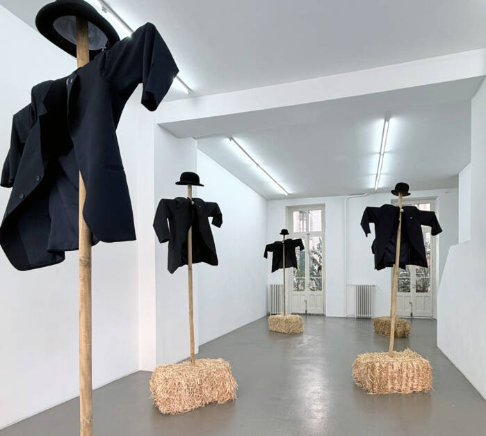 Gianni Motti, <em>Spauracchio</em>, 2013, Anzug, Melon, Holz, Stroh, 250 x 80 x 60,  Serie von 7 + EA.