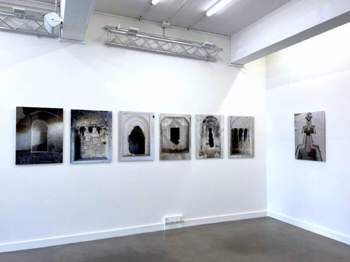 Vanna Karamaounas, Paysages urbains, 2016–2026, Diasec, 80 x 60 cm, Ausstellungsansicht galerie tcarmine, Genf, 2026